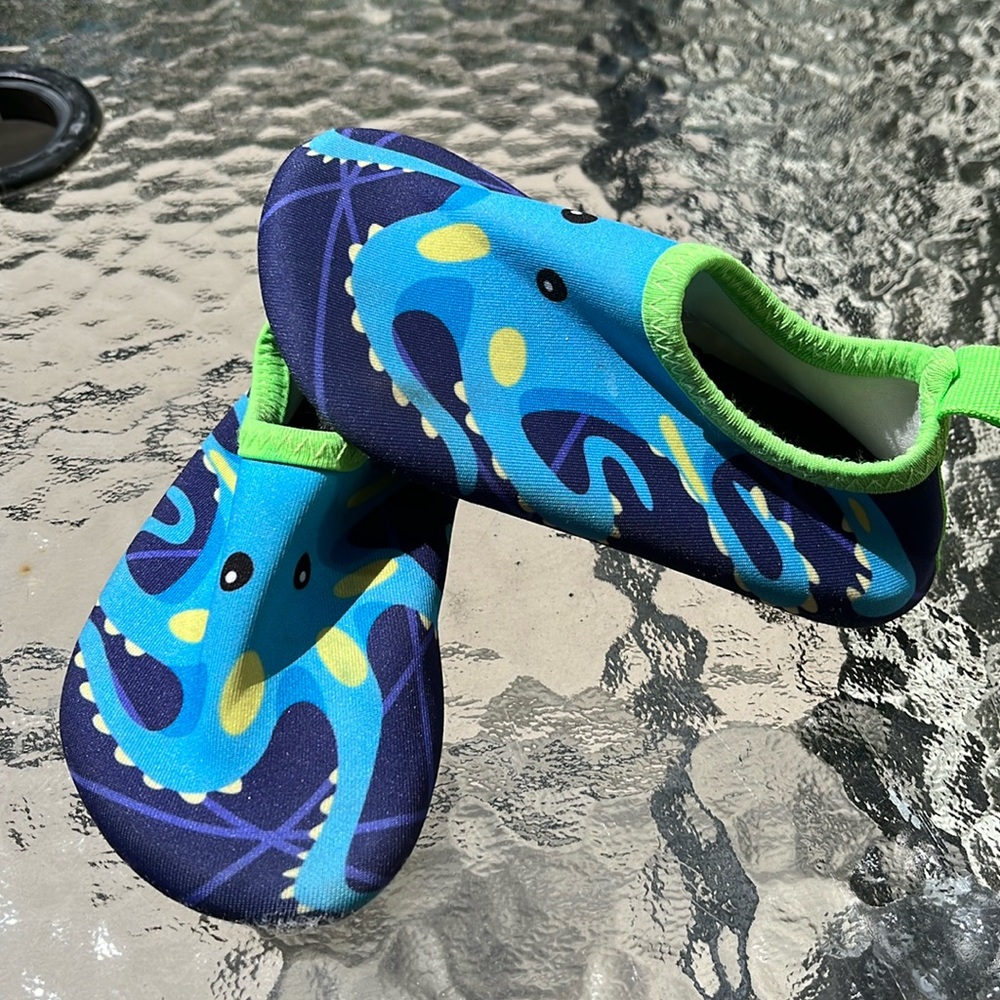 Water shoes size  5 (EU 20/21)